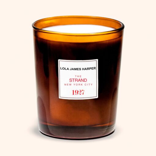 The Strand과 LOLA JAMES HARPER의 협업 향초 제품이 단독으로 촬영된 사진입니다.
