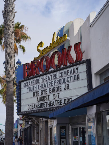 영화관에서 영감을 받은 분위기의 이미지로 블로그 포스트의 향기 이야기와 연관됩니다.