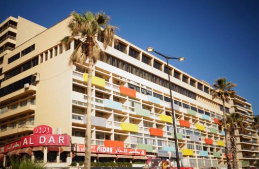 도로 여행과 기억을 연상시키는 감성적인 사진으로 시간과 꿈을 포착한 이미지입니다.