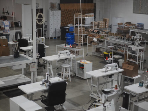 The Esquivel House의 아틀리에 내부와 맞춤 제작 작업 공간을 보여주는 사진.