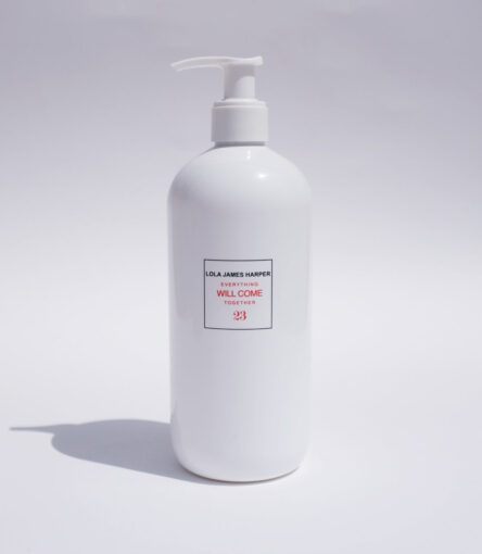 제품 용기가 중앙에 놓인 정면 사진으로, LOLA JAMES HARPER의 4-in-1 베티버 솝을 보여줍니다.