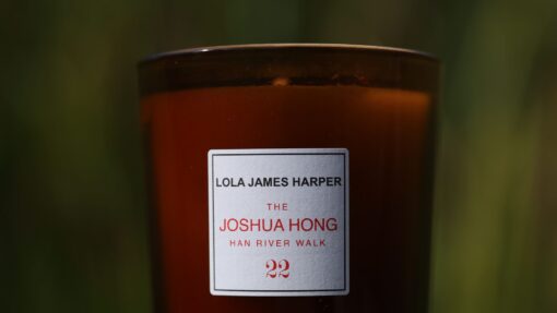 LOLA JAMES HARPER와 JOSHUA HONG의 스페셜 에디션 캔들 출시를 알리는 프로모션 이미지.