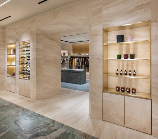 KITH 로데오 드라이브 플래그십에 전시된 LOLA JAMES HARPER 제품을 보여주는 사진입니다.