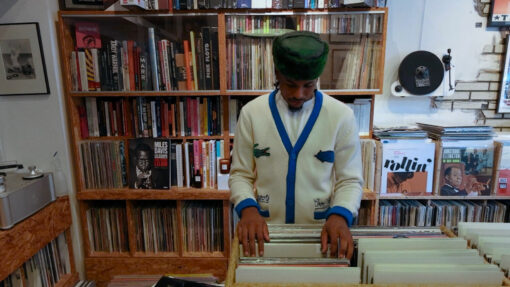 N°4 The Vinyl Store Rue des Dames 관련 비디오의 정지 화면 이미지.