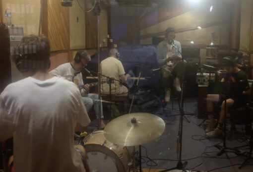 산타모니카 녹음실에서 친구들과 함께한 음악 작업의 스튜디오 장면을 보여주는 사진.