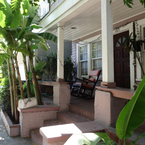 LOLA JAMES HARPER의 The Beach House in California 캔들 출시 배너 이미지로 캘리포니아 해안에서 영감을 받은 분위기를 담고 있습니다.