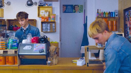 테이블 위에 놓인 카푸치노와 아늑한 카페 분위기를 담은 장면.