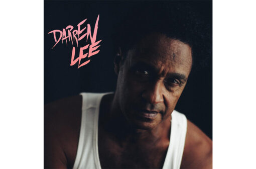 스튜디오에서 마이크 앞에 앉아 녹음 중인 대런 리의 모습.