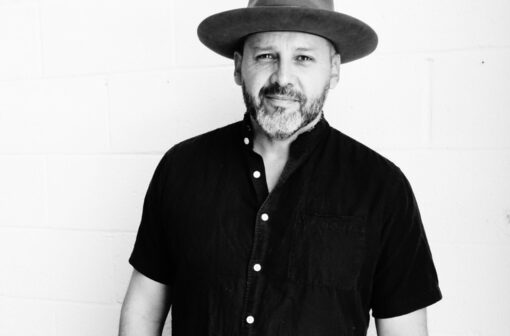 라벨이 보이는 캔들 제품이 무드 있게 촬영된 사진.