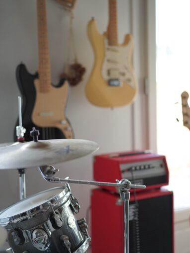 뮤직 스튜디오 분위기의 실내 사진으로 향수와 라이프스타일 콘텐츠를 연상시키는 이미지.